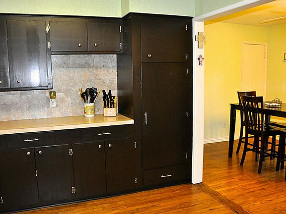  a glimpse of the kitchen that peeks into the breakfast area