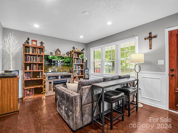 4th image of 228 Southfork Dr