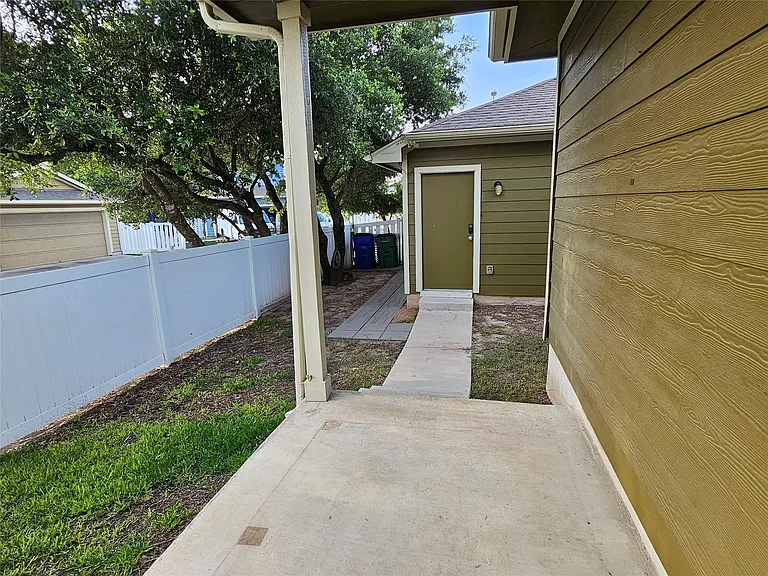 808 Lost Pines Ln — Photo 32