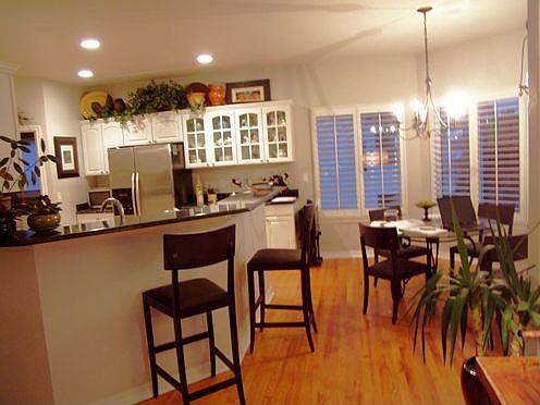Open, entertaining kitchen with bar