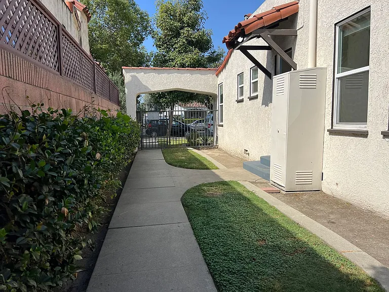 2316-2322 N Eucalyptus Ave — Photo 16