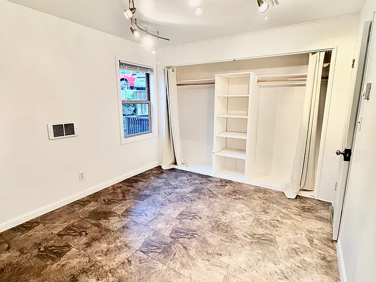 Primary bedroom: 12' x 10'
