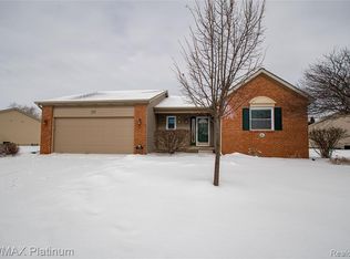1240 Crystal Pointe Cir, Fenton, MI 48430