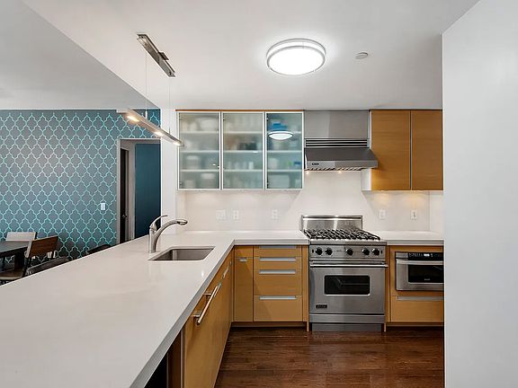 5th image of 462 W 58th St APT 6G