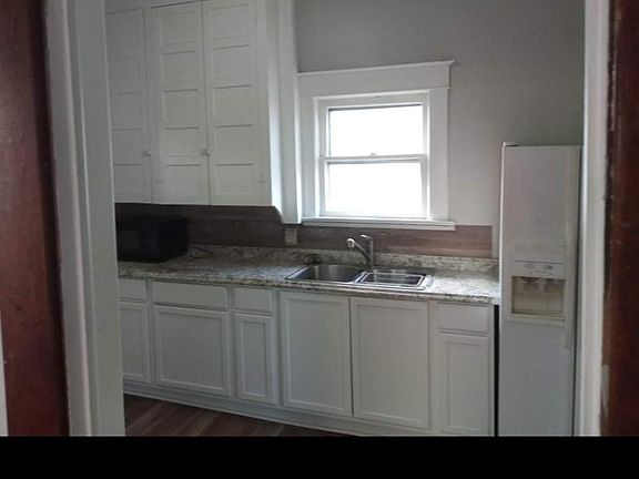 4th image of 635 Dickson St