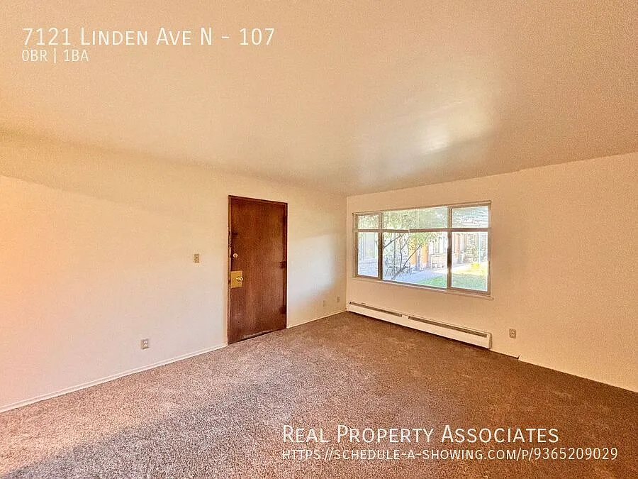 Spacious Studio Close to Green Lake! Great Location! — Photo 4