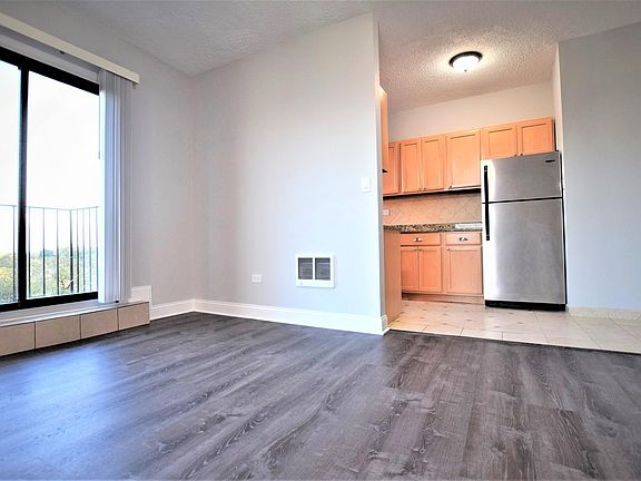 3rd image of 4521 N Clarendon Ave #601