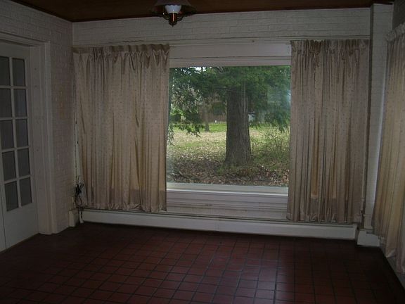 5th image of 2727 E Broadway