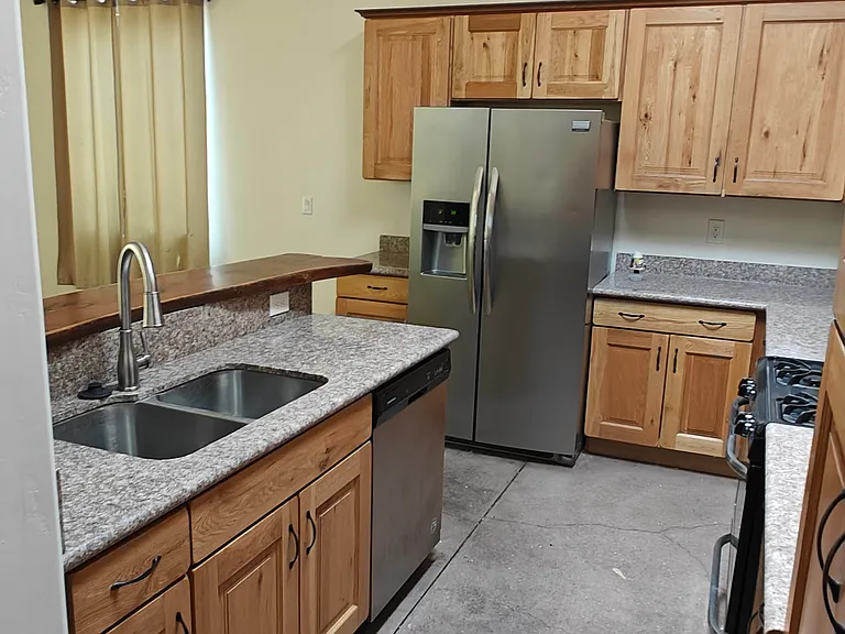 348 E Adams St #2 — Photo 4