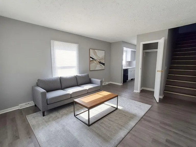 421 W Jefferson St — Photo 2
