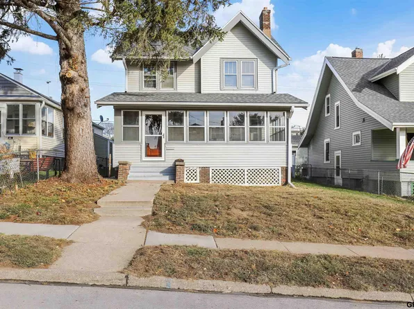 3021 S 33rd St, Omaha, NE 68105