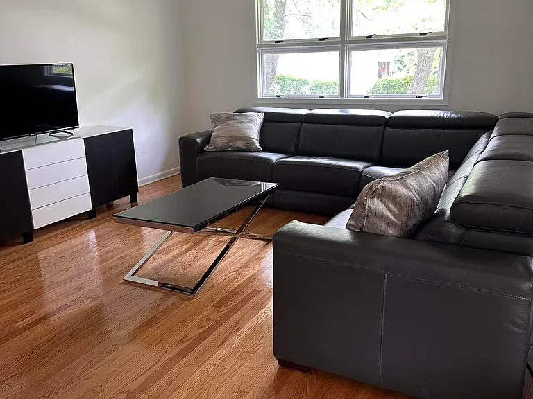 172 Larchwood Ave — Photo 2