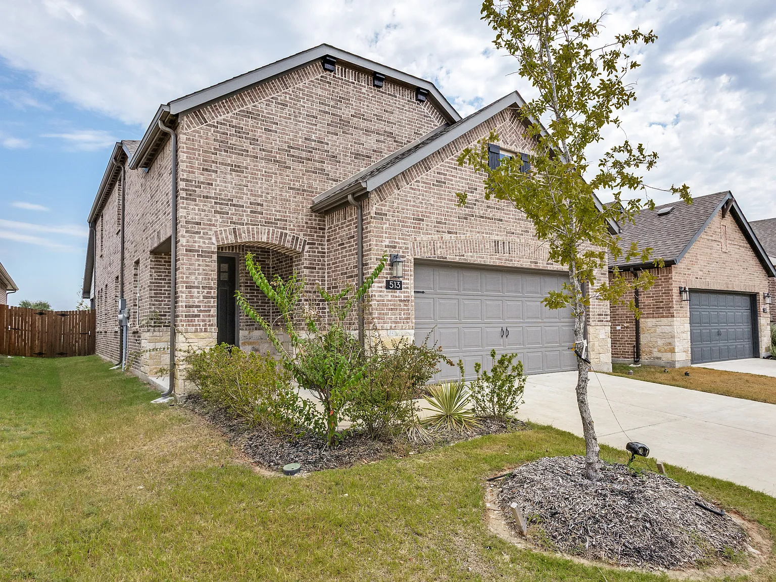 4 bed, 2.5 bath, 2299 sqft, $2,600 — Photo 2