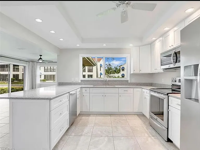 4265 Island Cir #B — Photo 14