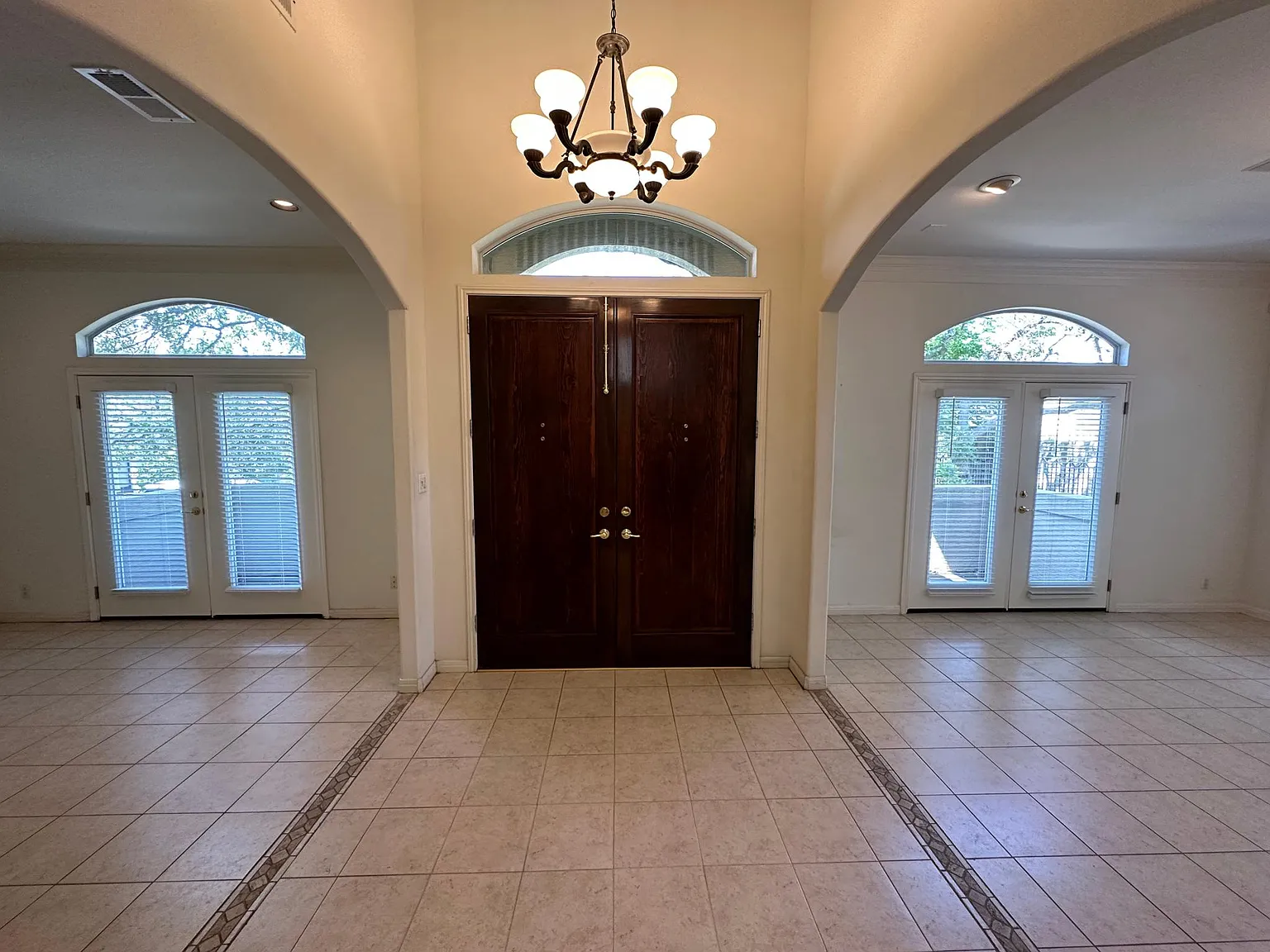 3 bed, 3.5 bath, 2668 sqft, $2,795 — Photo 3