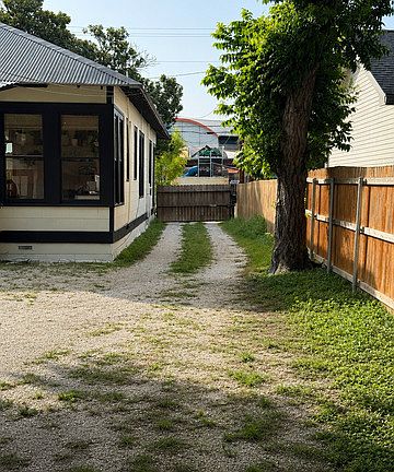 3rd image of 843 Cross St