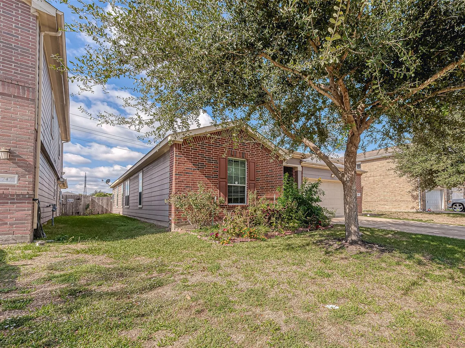 5 bed, 2.0 bath, 2498 sqft, $2,495 — Photo 2