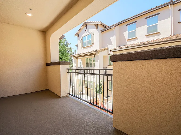 1579 Pratt Pl — Photo 18