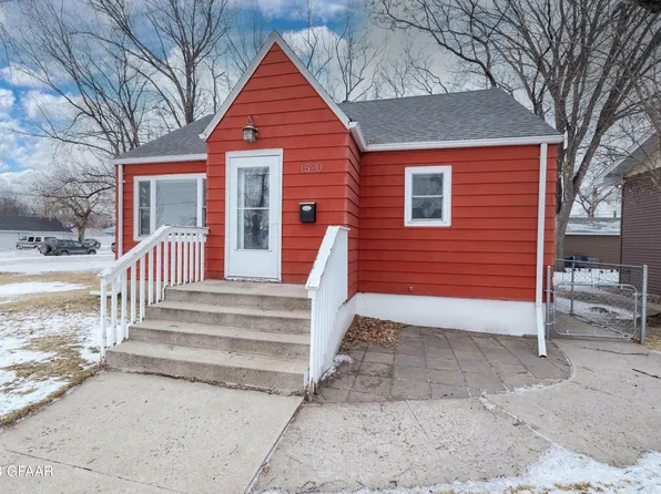 1520 Dyke Ave, Grand Forks, ND 58203