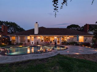 911 Lake Country Dr, Seabrook, TX 77586