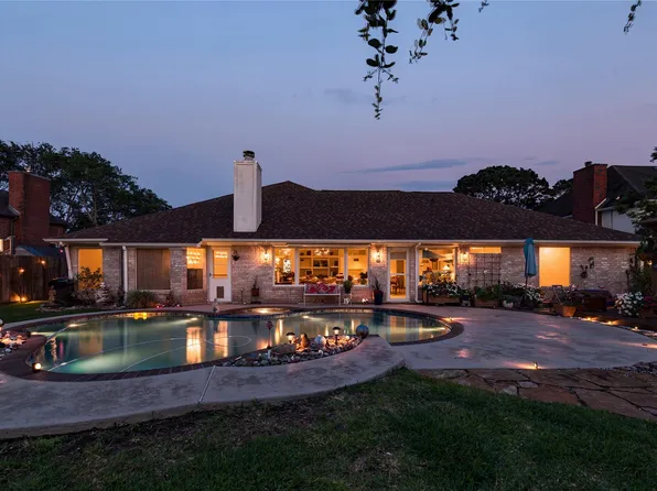 911 Lake Country Dr, Seabrook, TX 77586
