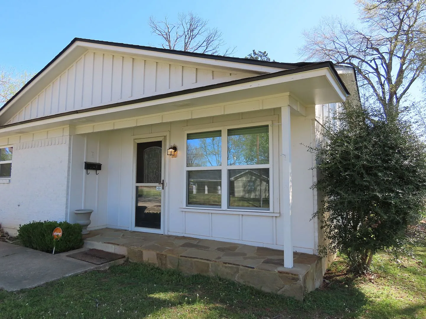 South Tyler-Corner Lot - 3 Bedroom 2 Bath — Photo 2