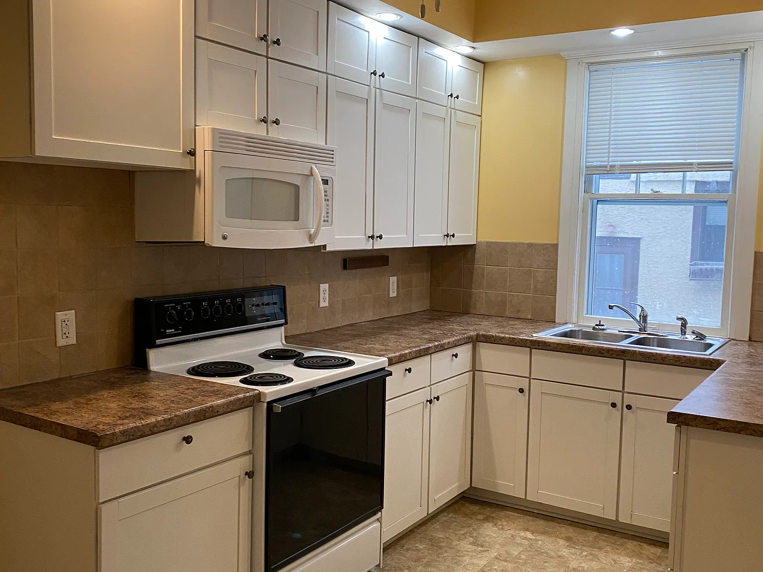 3 bed, 1450 sqft, $1,975 — Photo 2