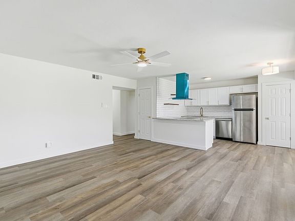 3rd image of 248 Gordon Dr