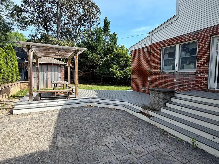 109 W Maple St — Photo 3