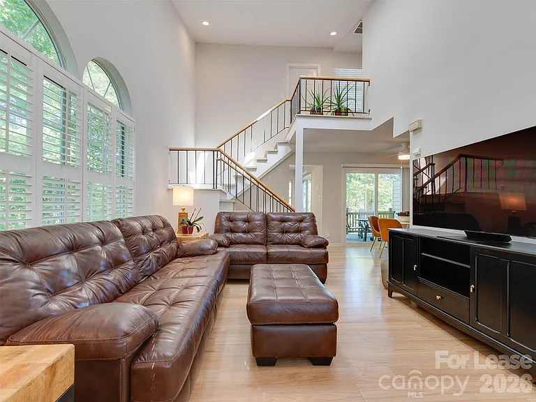 9006 Saint Thomas Ln — Photo 3