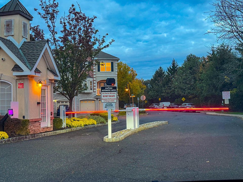 1st image of 210 Blue Heron Dr