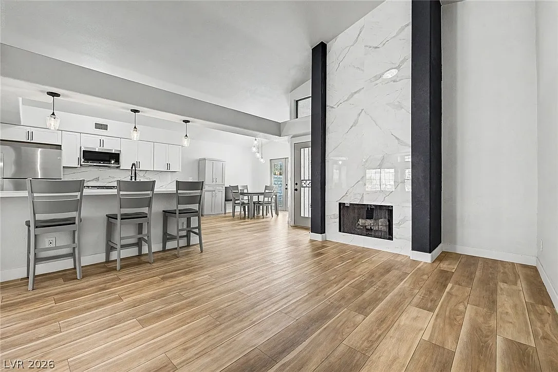 3 bed, 2.0 bath, 1822 sqft, $2,650 — Photo 2