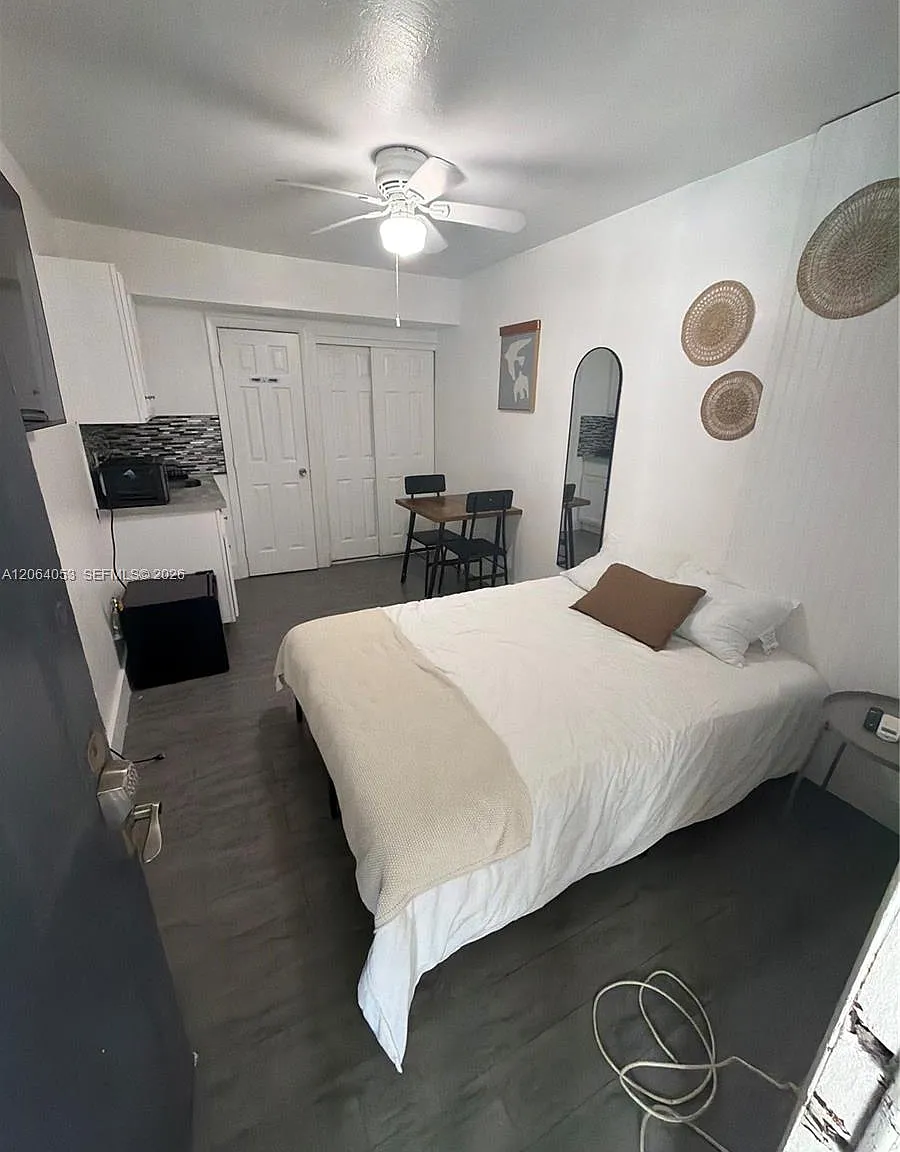 Hollywood South Side Add — Photo 1