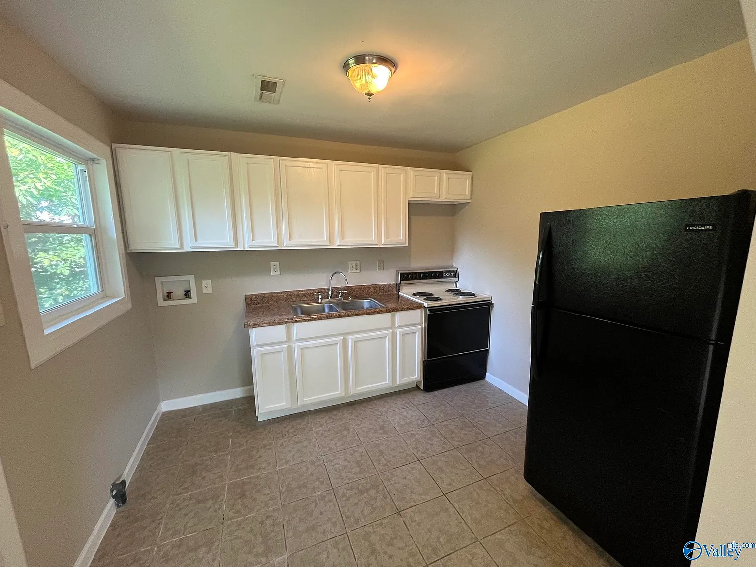 3 bed, 1.0 bath, 887 sqft, $1,000 — Photo 4