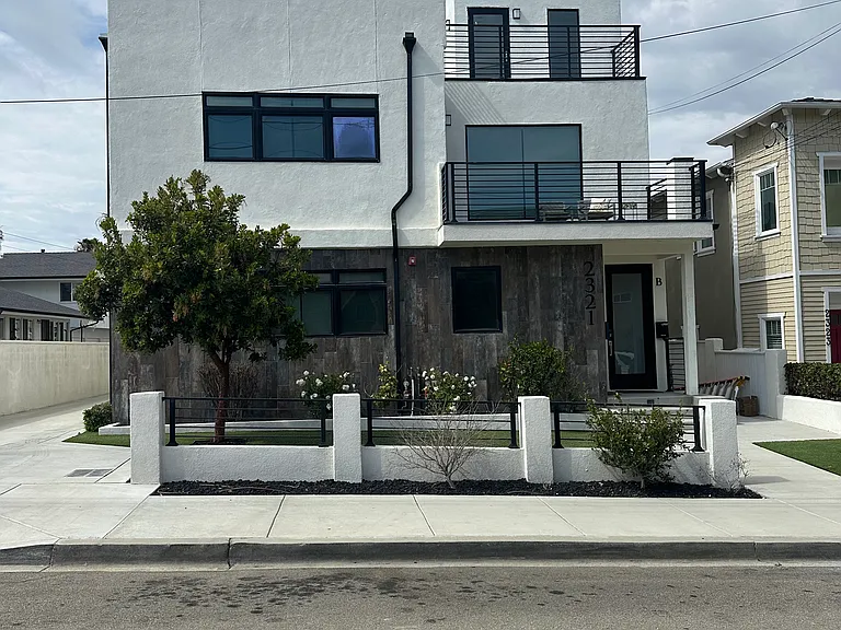 2321 Vanderbilt Ln #B — Photo 1