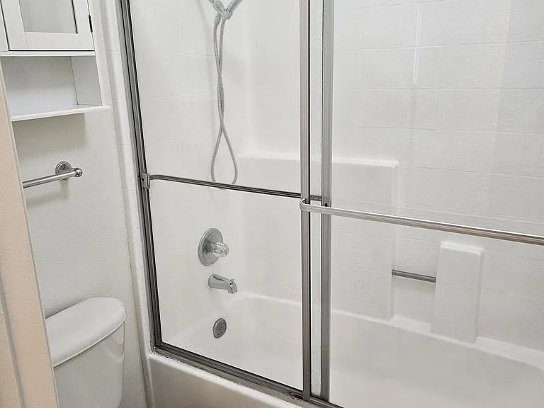 1375 Midvale Apartments — Photo 40