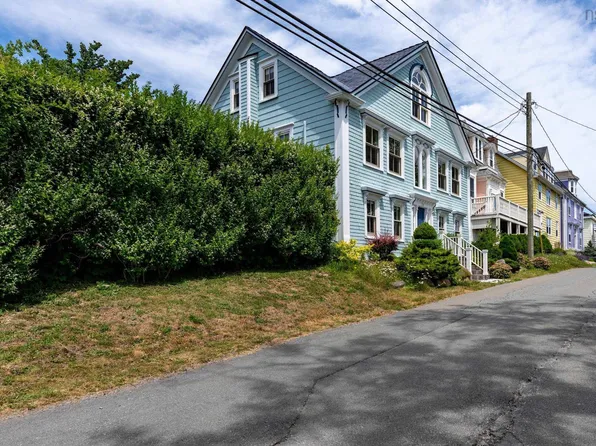 129 Townsend St, Lunenburg, NS B0J 2C0