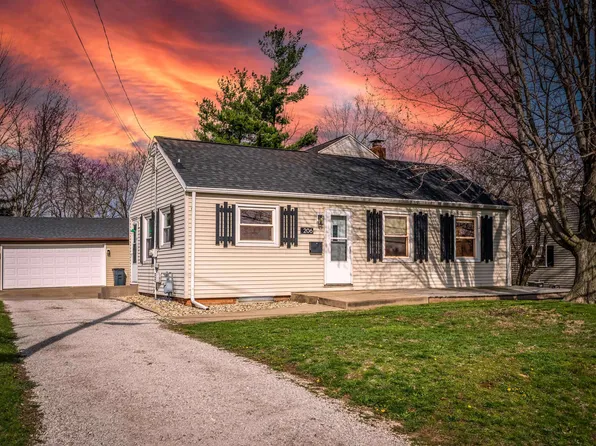 206 S Walnut St, Eureka, IL 61530