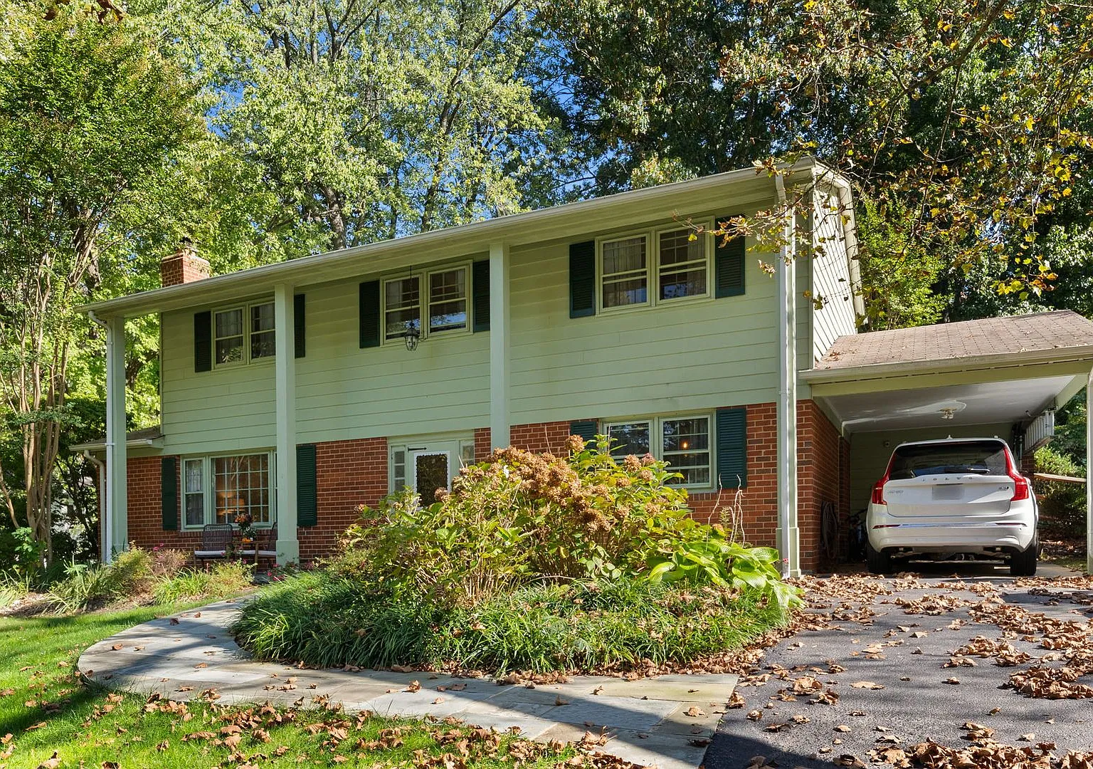 Updated 4BR Springfield Home with Spacious Yard & Easy I-95 Access — Photo 3