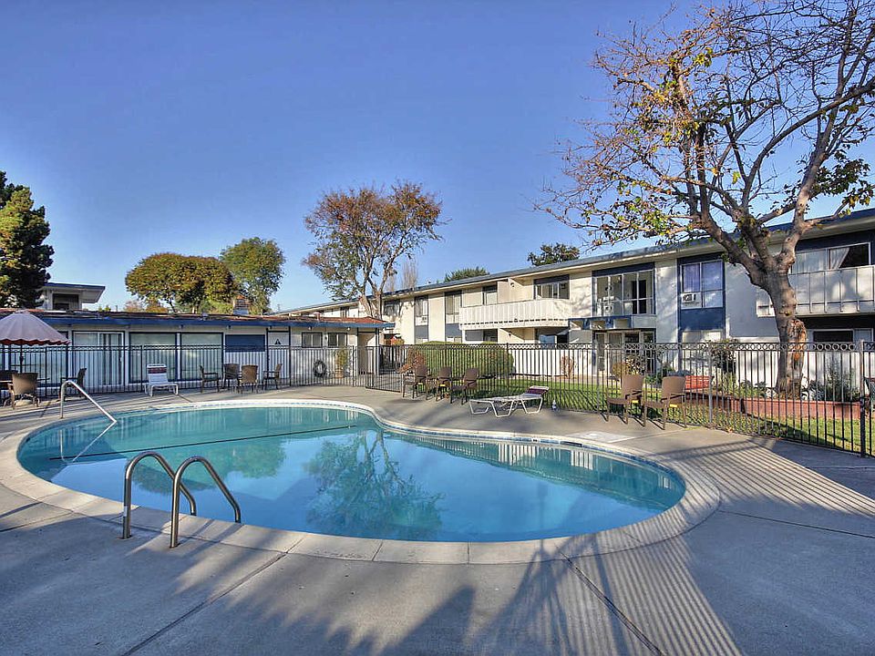 2nd image of 940 Linden Ave APT 122
