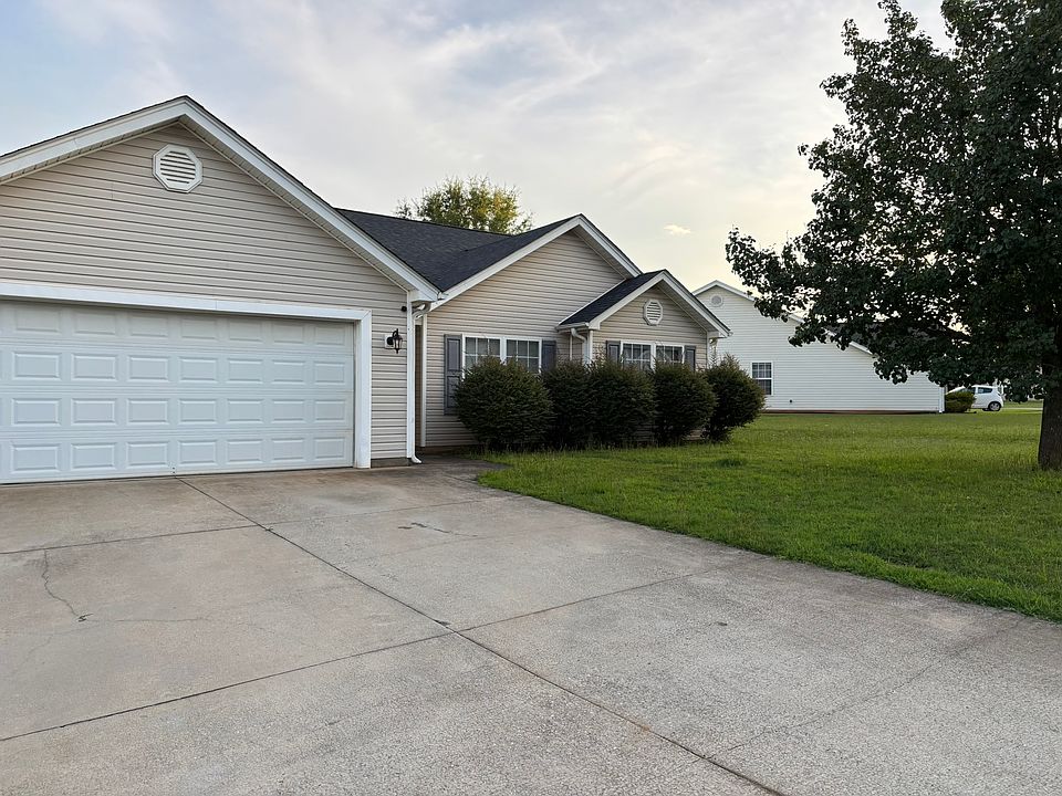 1st image of 644 Grover Dr