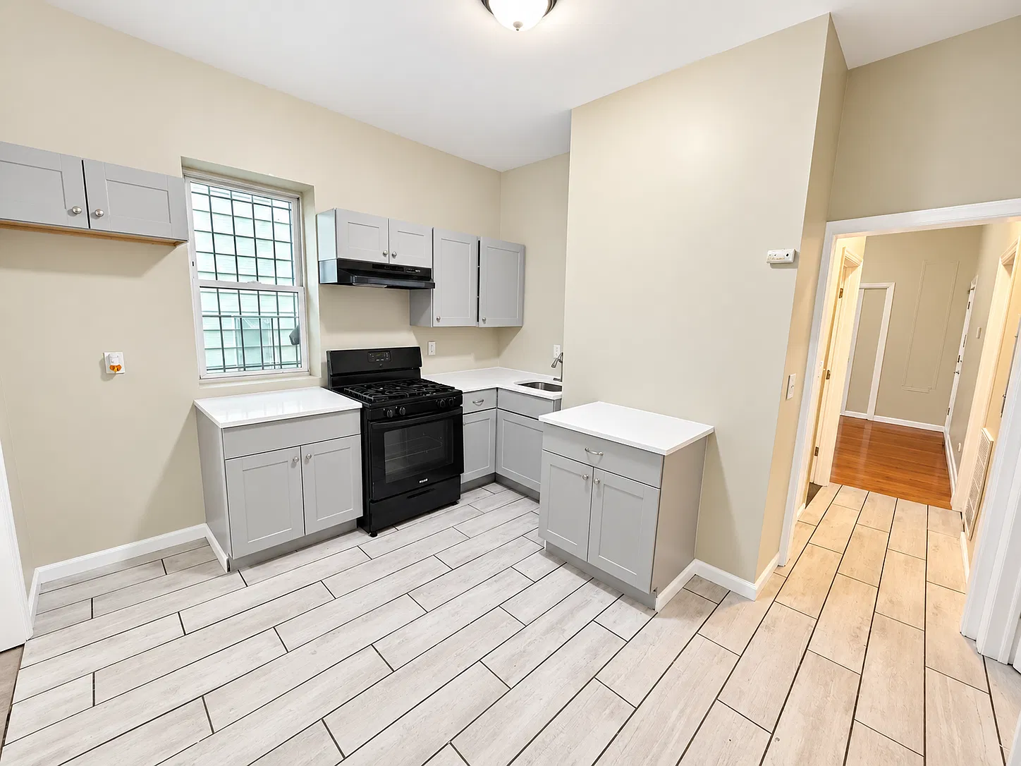 3 bed, 1.5 bath, 1200 sqft, $2,045 — Photo 4