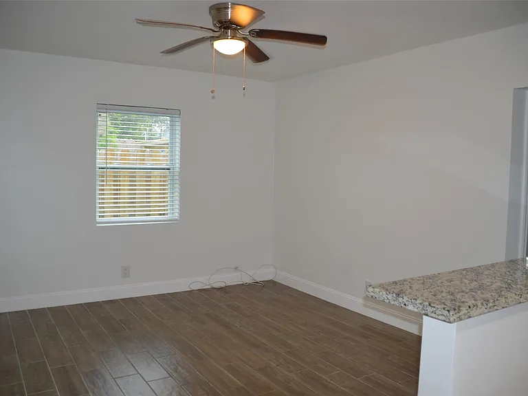 819 NE 14th Ct #B — Photo 5