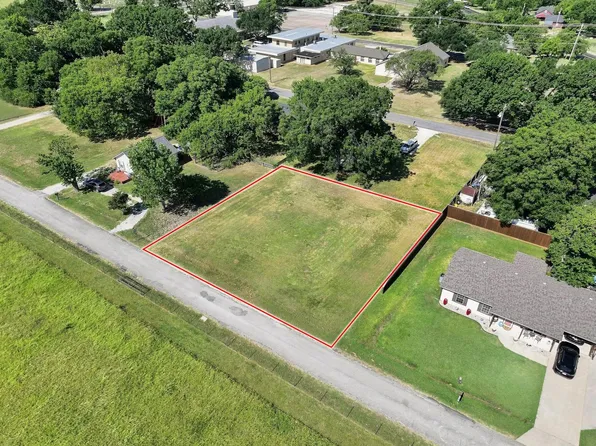 1018 Yarbrough St, Pilot Point, TX 76258