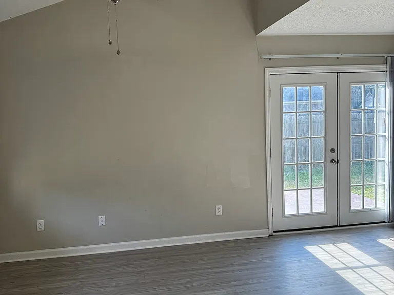 652 Windhaven Dr — Photo 8