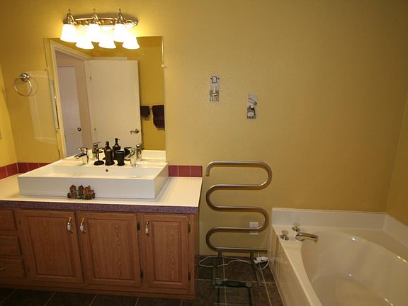 4th image of 46022 Parkway Dr