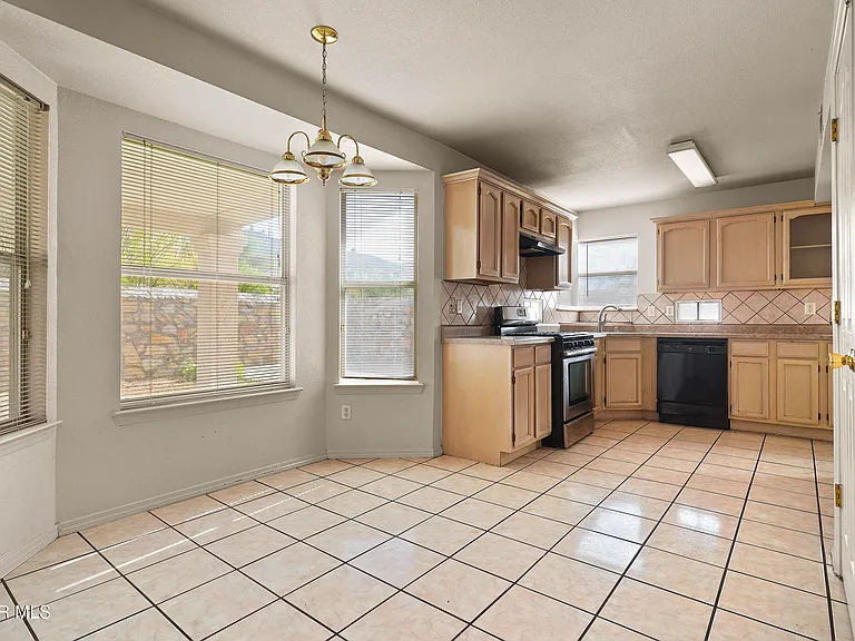 7481 Umbria Dr — Photo 26