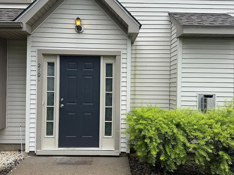 2501 Beacon Hill Dr — Photo 2