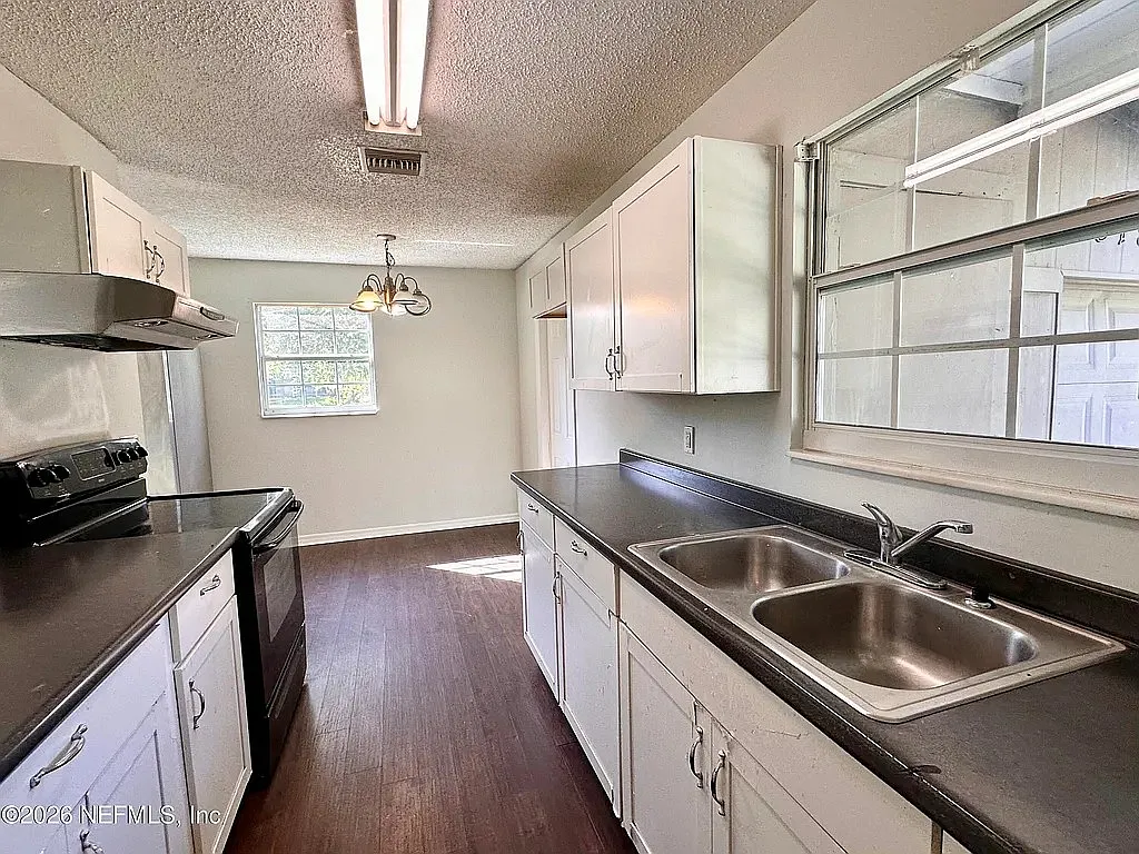 3 bed, 1026 sqft, $1,595 — Photo 2