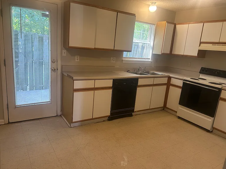1212 Allen Rd — Photo 3